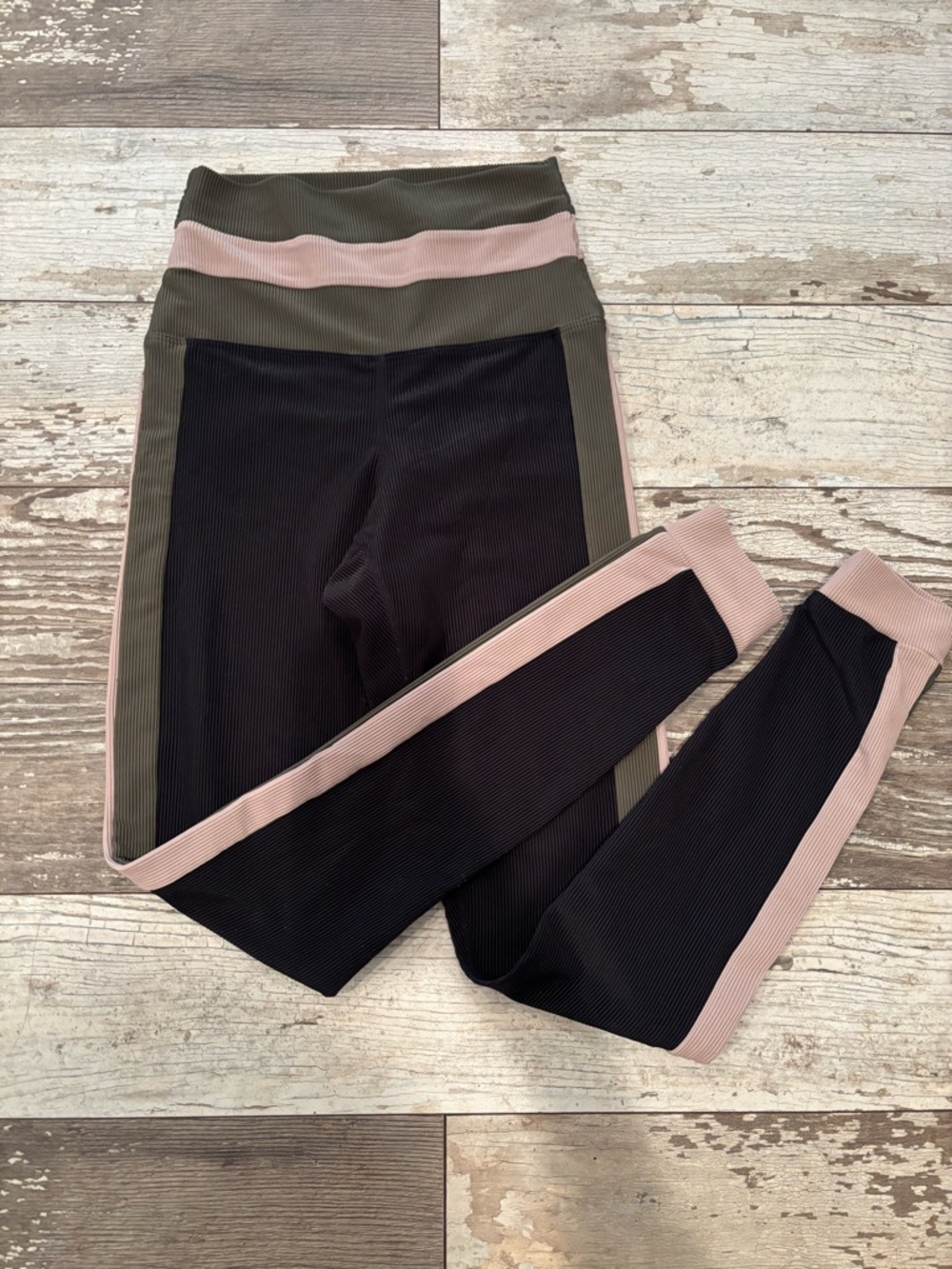 Beach Riot Colorblock Leggings in Black, Olive & Blush